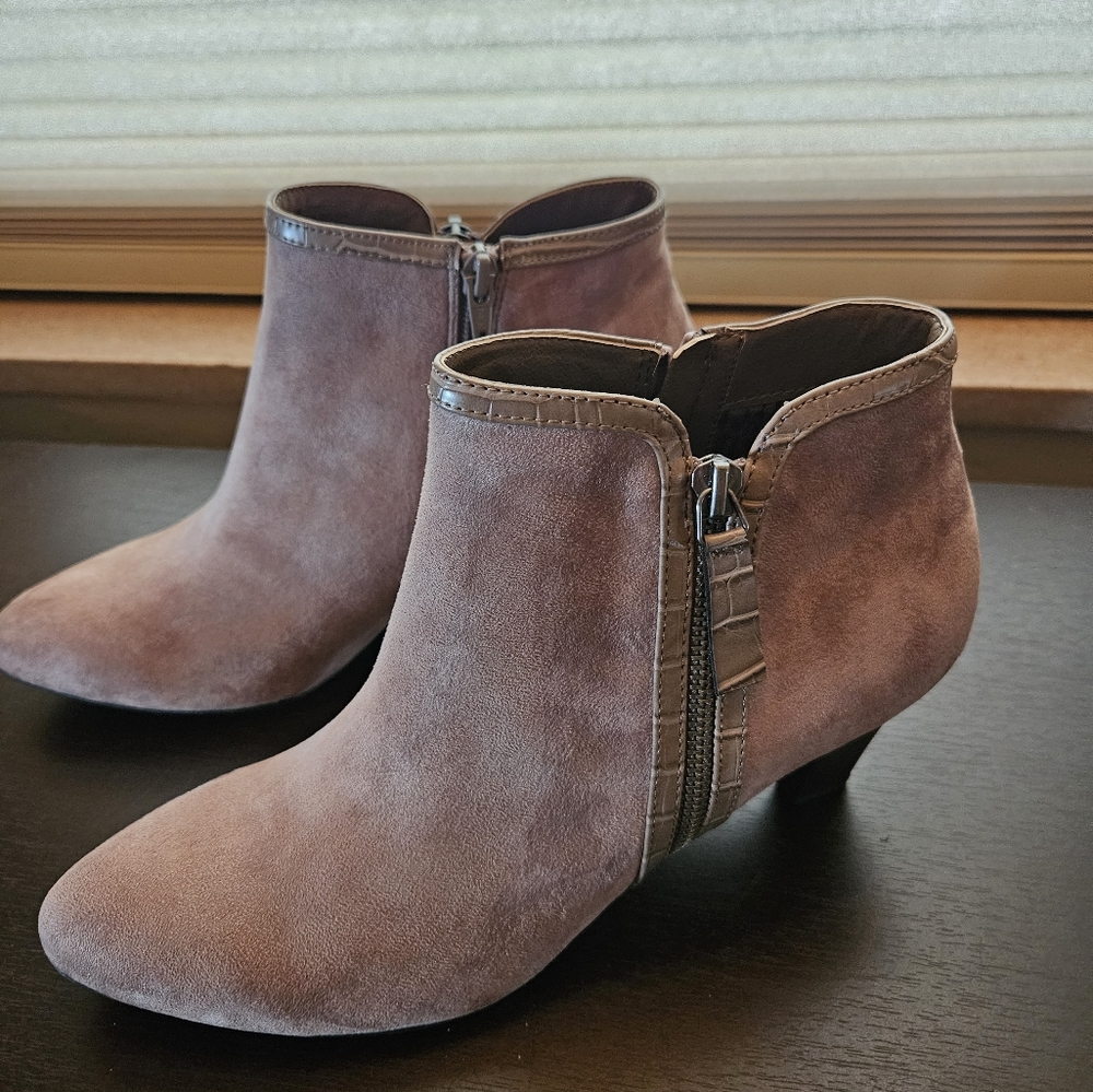NWOT Rialto Leather Zip Up Booties - Size 9-1/2